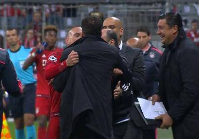 Srušio Bayern, ulovio Riberyja za vrat i udario svog djelatnika