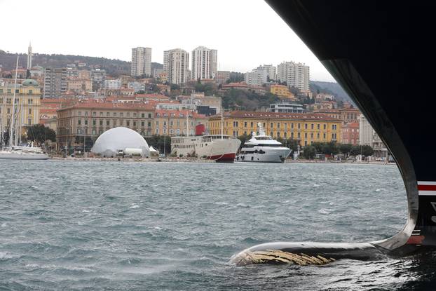 Rijeka: Olujna bura stvara valove i morsku pjenu u luci