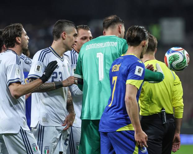 Zenica: Naguravanje igrača na terenu nakon što je Bastoni dobio crveni karton tijekom utakmice BiH - Italija