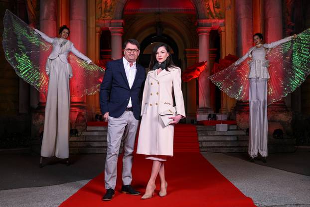 Zagreb: Dolazak uzvanika na dodjelu medijske nagrade "Večernjakova ruža" u Hrvatskom narodnom kazalištu