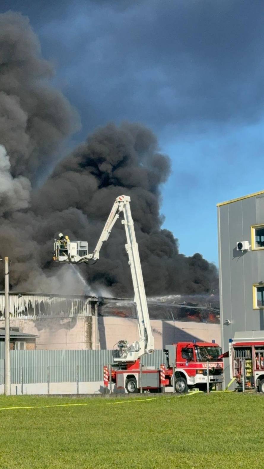 FOTO/VIDEO Još se dimi u Sv. Nedelji: 'Nije opasno za ljude'