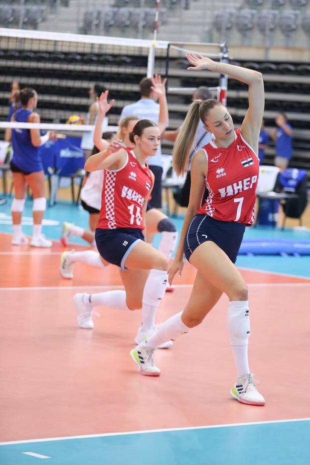Zagrijavanje odbojkašica uoči početka susreta Hrvatske i Kosova u kvalifikacijama za odlazak na Europsko prvenstvo