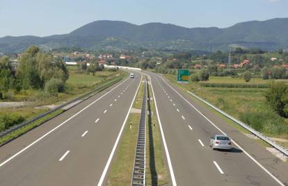 Pomagao vozaču koji je sletio s ceste pa na njega naletio bus