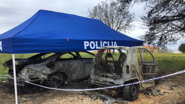 Izgorjela su dva auta: Planuo je Mercedes, a nakon njega Smart