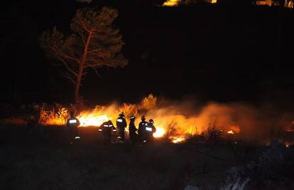 Omiš: Buknuo veliki požar, vatra je prijetila i kućama