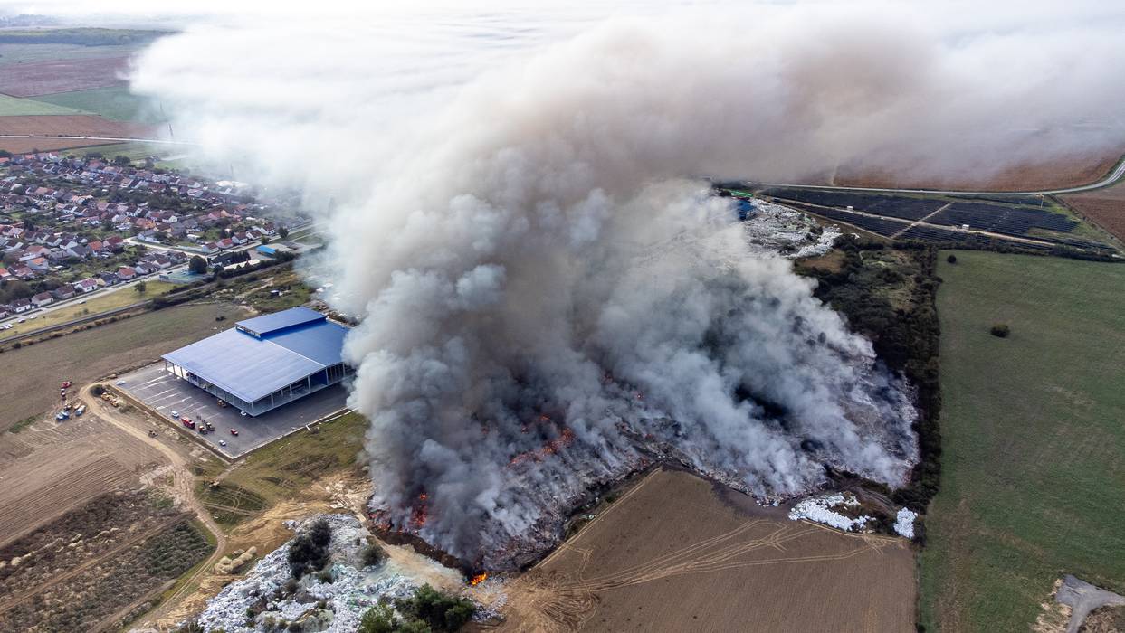 Letecký pohled na místo požáru v osijeku plastikářská společnost "Drava International"