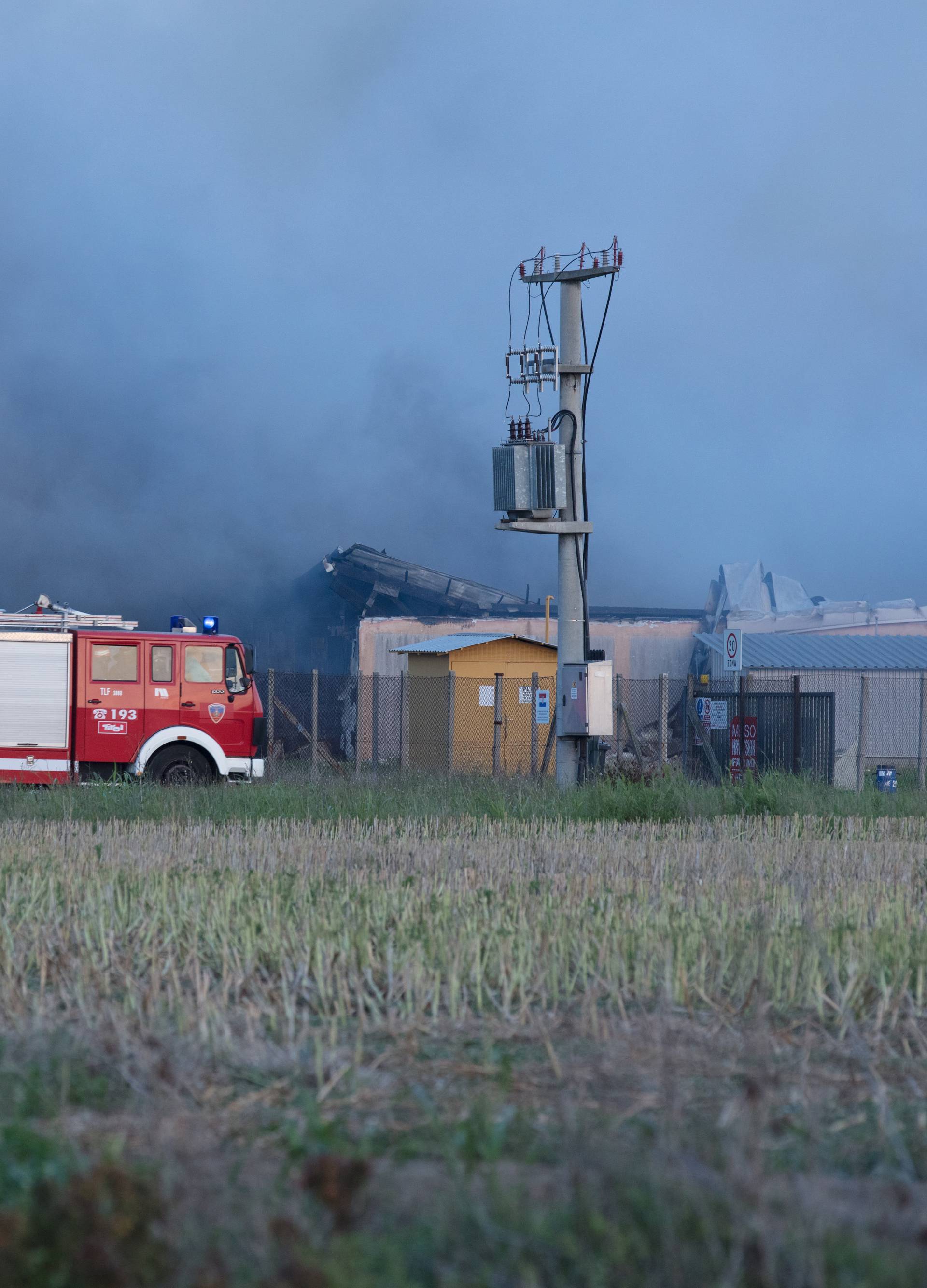 AndrijaÅ¡evci: Izgorjela Pikova farma svinja, stradalo 1000 svinja?