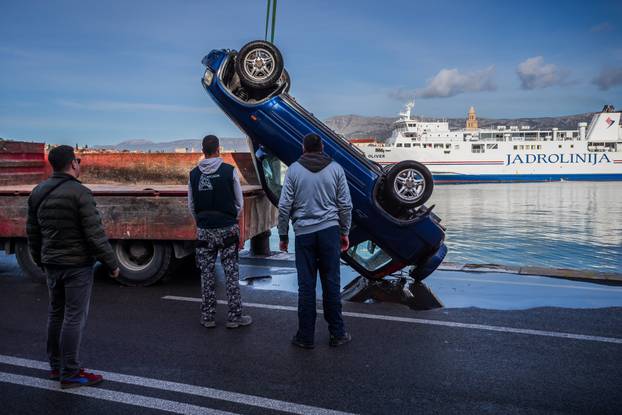 Split: Izvučen automobil koji je sinoć sletio u more kod gradske luke, vozač preminuo