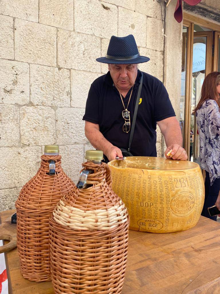 UŽIVO Kerum časti sugrađane, donio domaće vino i sir od 38 kg: 'Za pršut je ipak prevruće'