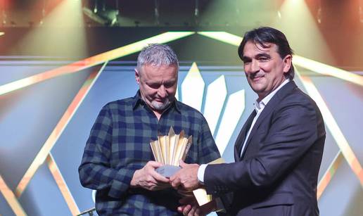 Thompson nastupio u Zagrebu: Osvojio &ccaron;etiri nagrade Cesarica, statuu mu je uru&ccaron;io Zlatko Dali&cacute;