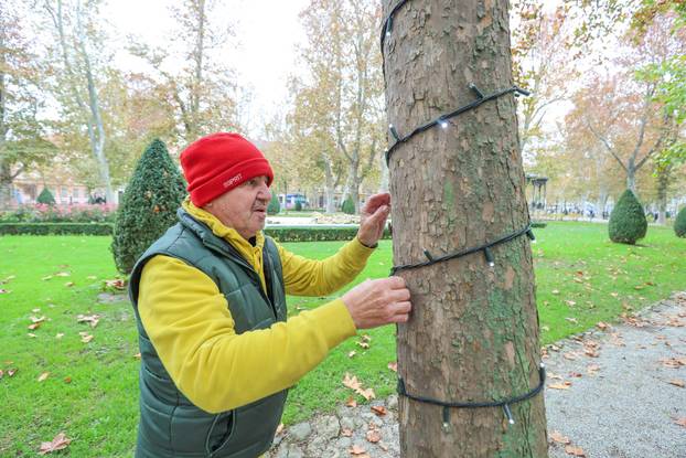 Zagreb: Zasvjetlile prve adventske lampice u parku Zrinjevac