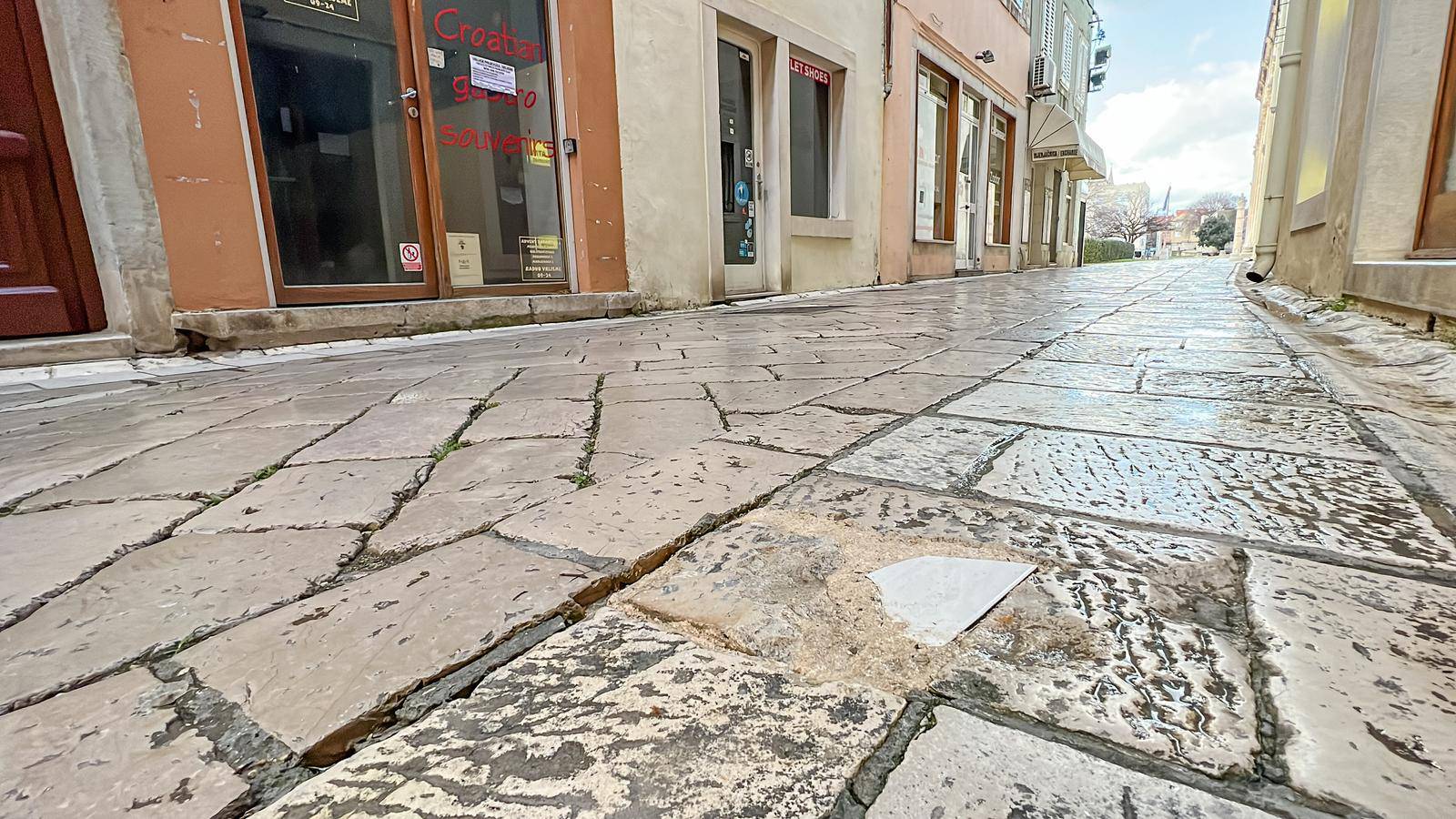 Zadar: Običnom keramičkom pločicom zakrpana rupa na staroj kamenoj ploči u centru grada