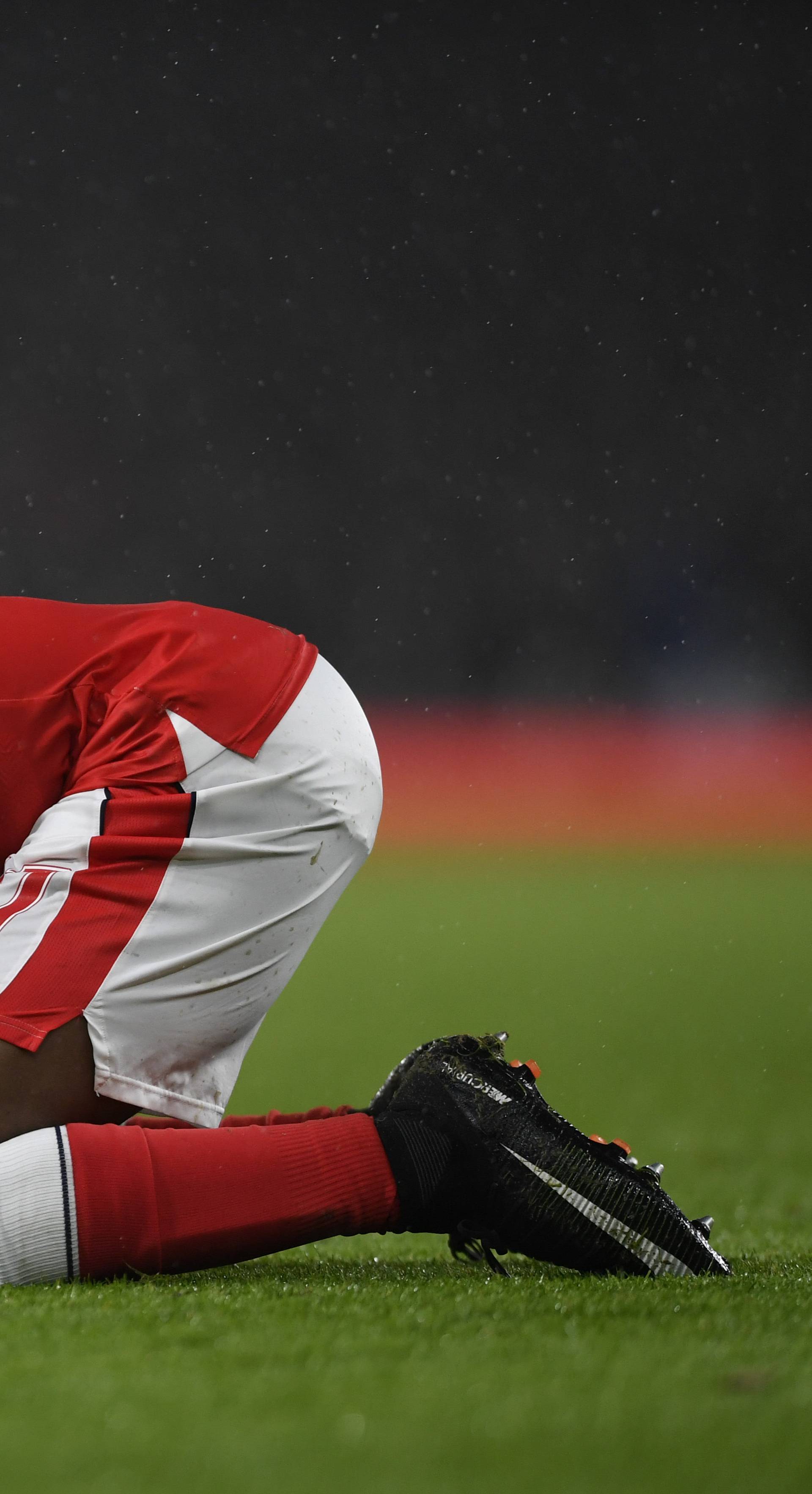 Arsenal's Alex Iwobi looks dejected