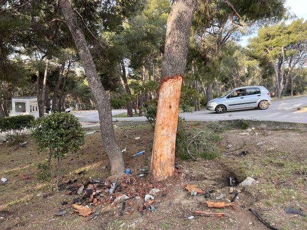 Tragedija kod Trogira: Automobilom se zabili u stablo, dvoje ljudi poginulo