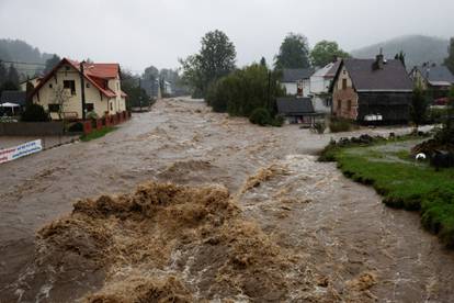 FOTO Poplave poharale Europu, u Austriji poginuo vatrogasac: 'Još nije gotovo, najgore dolazi'