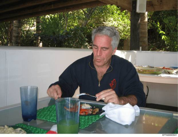 FOTO Ovo su dosad neviđene fotografije iz Epsteinovih spisa