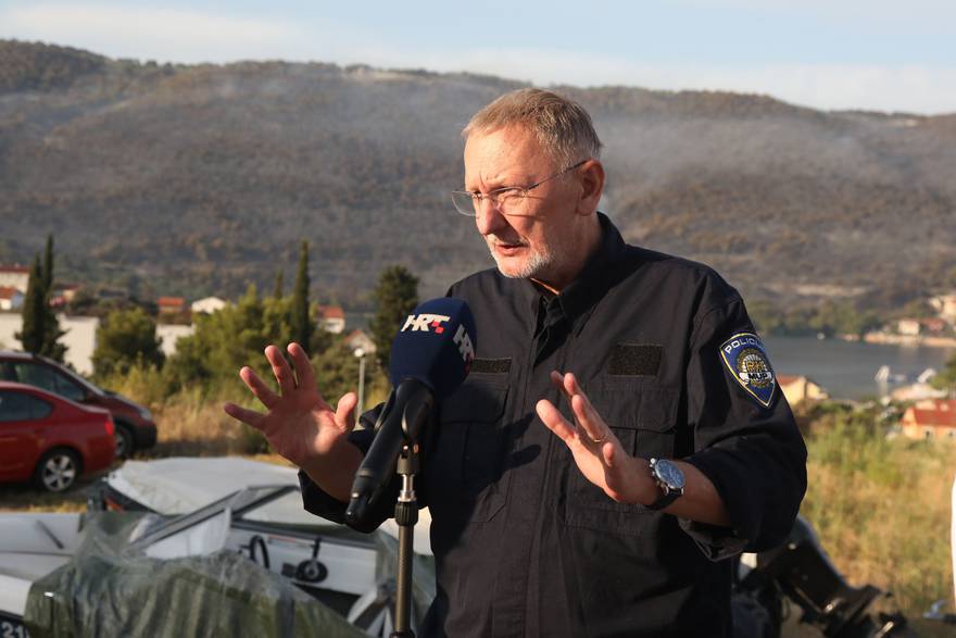 Grebaštica: Davor Božinović obišao je vatrogasce koji su se cijelu noć borili s požarom