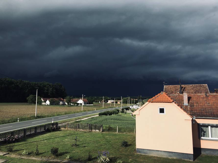 Olujno nevrijeme u Hrvatskoj: Kišu i tuču popratio jaki vjetar