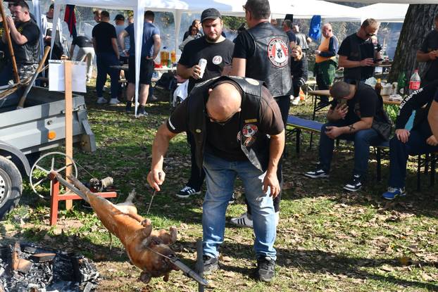 FOTO Zabranjena pečenkijada u Slavonskom Brodu! Evo kako je to izgledalo prošle godine
