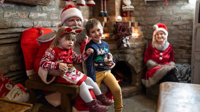 U jednoj kući u Čepinu božićna čarolija postaje stvarnost, a za sve su zaslužni Djedica Željko i Baka Mrazica Zdenka