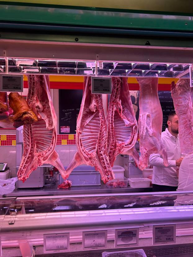 FOTO Građani šokirani! Za kilu janjetine 20 eura, rajčice po 7, a orada na Dolcu čak 28 eura