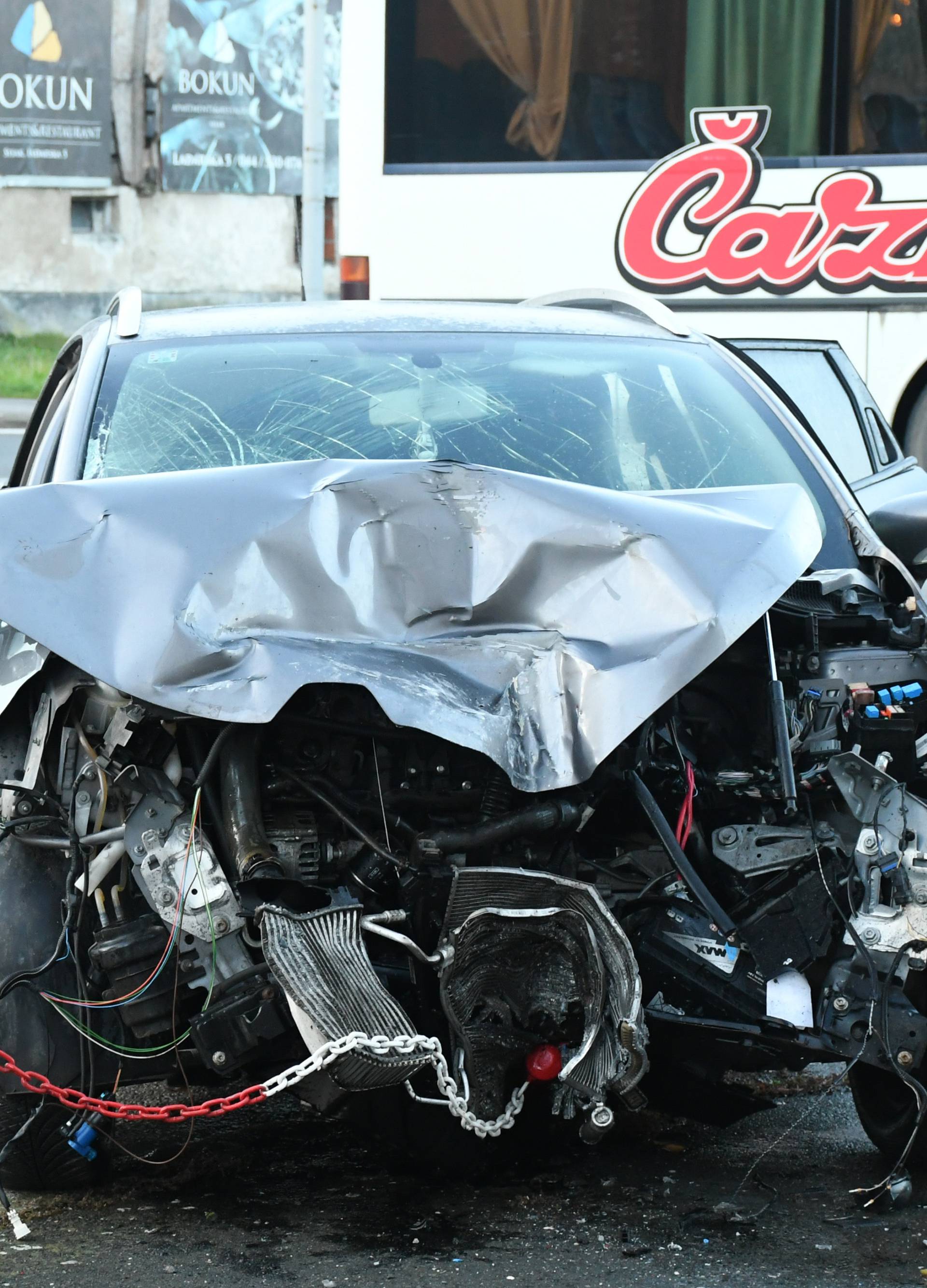 Automobil se zabio u autobus i stup: Dvoje ljudi je  ozlijeđeno