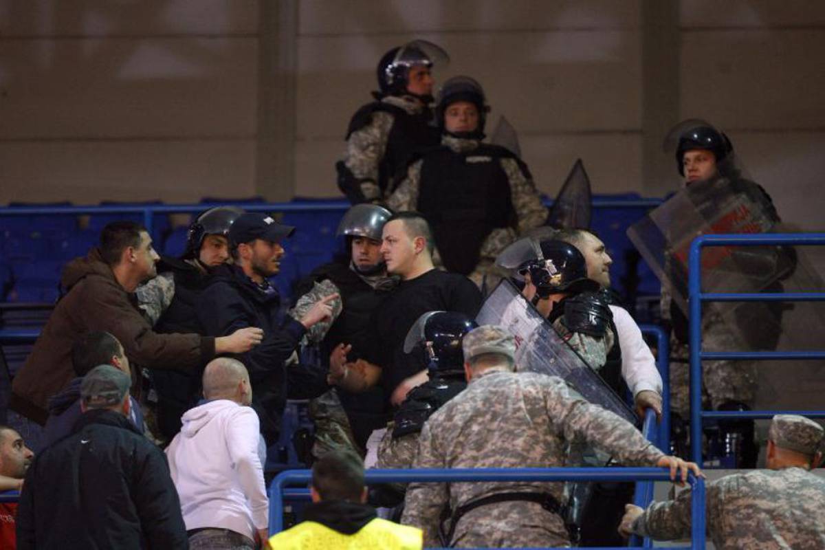 Srpski navijači pokušali doći do Hrvata, policija ih zaustavila