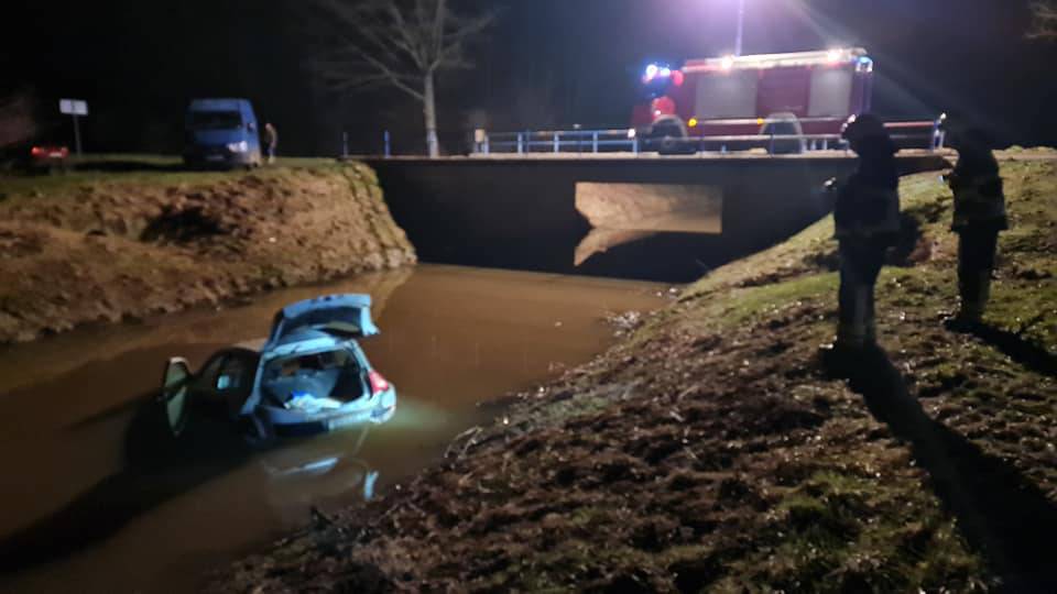 Autom sletio u potok, izvlačilo ga pet vatrogasaca