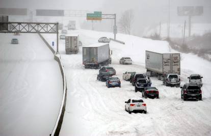 Snježna oluja s grmljavinom u SAD-u je odnijela dva života 