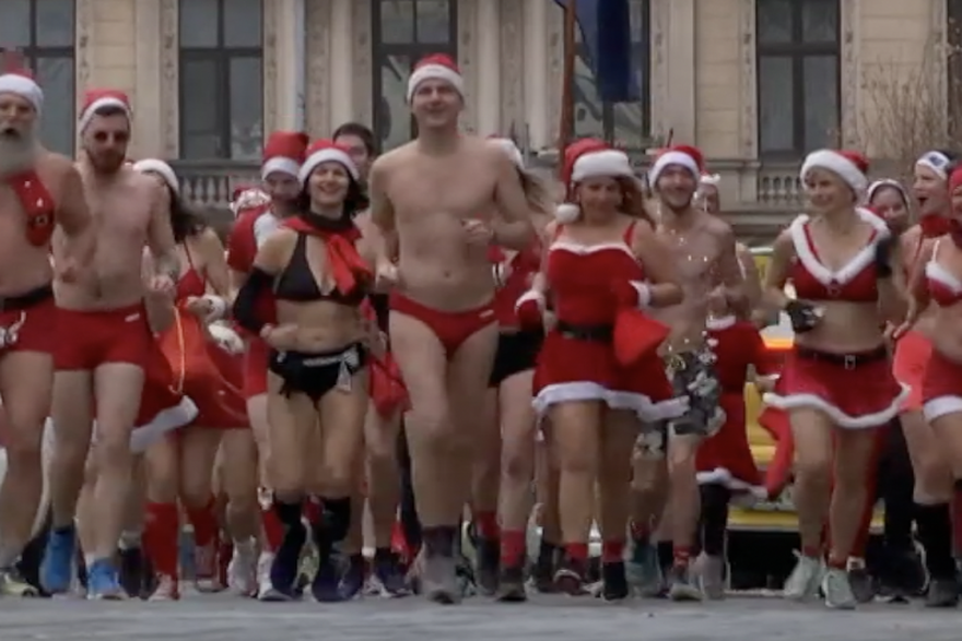 Djeda Mrazovi u Speedo kupaćim gaćama i bikinijima trče ulicama Budimpešte