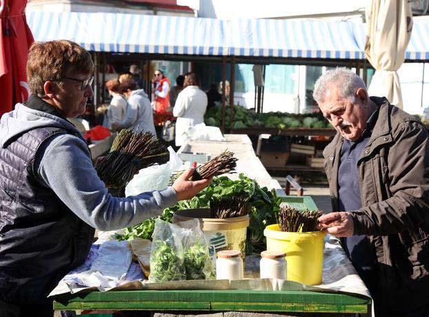 Šibenik: Ponuda šparoga na šibenskoj tržnici
