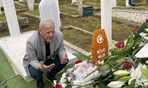 Emir Hadžihafizbegović objavio fotografiju s Bešlićevog groba: 'Ostavio si nas tužne, sjetne...'
