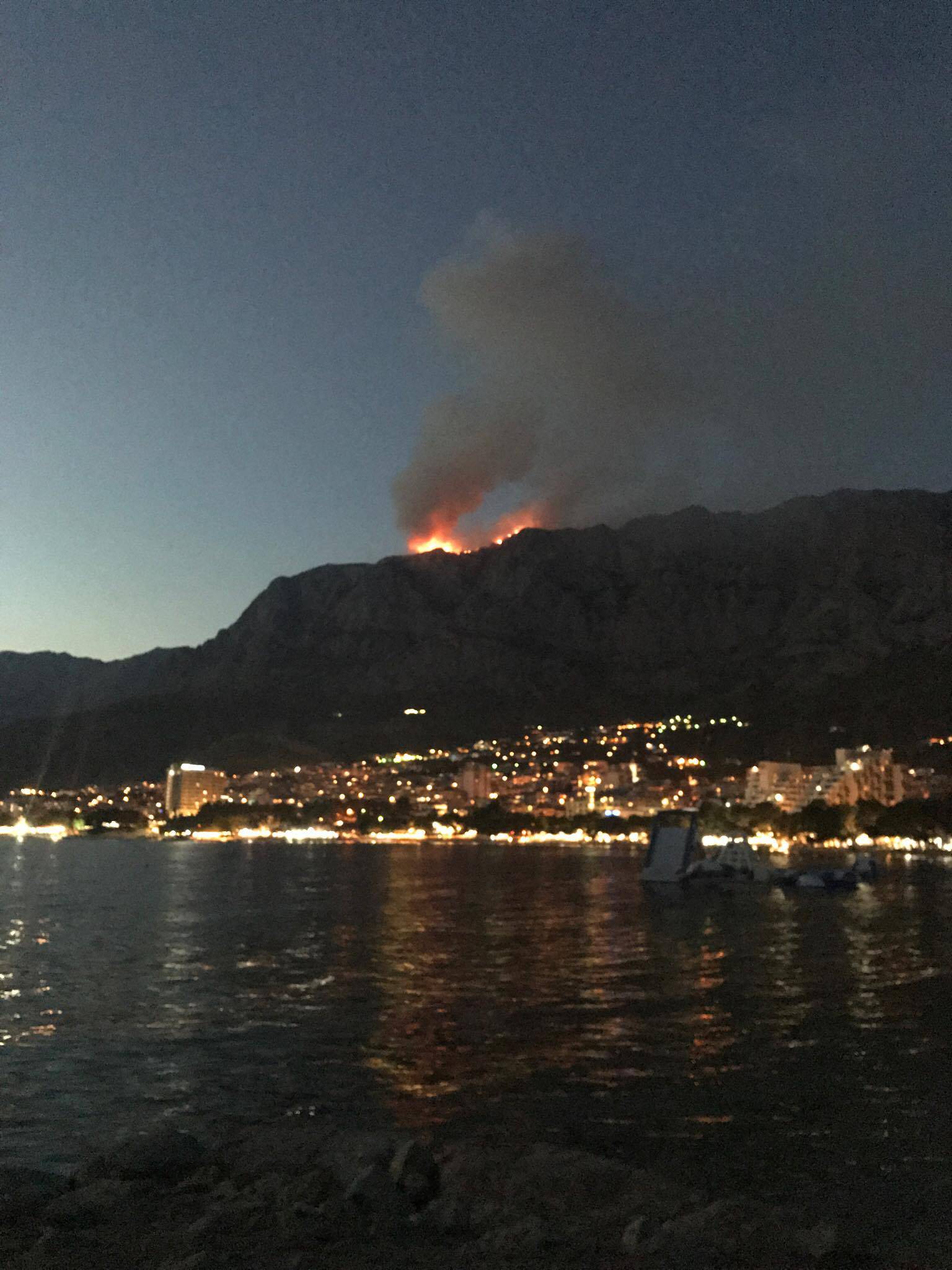 Kod Knina buknuo novi požar: Vatra guta šumu na Biokovu