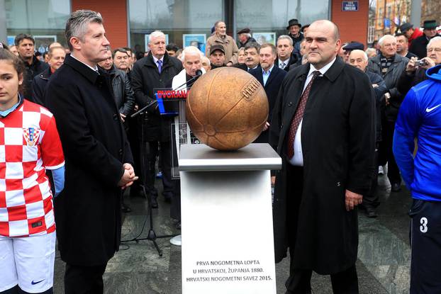 Županja: Davor Šuker otkrio spomenik prvoj nogometnoj lopti u Hrvatskoj