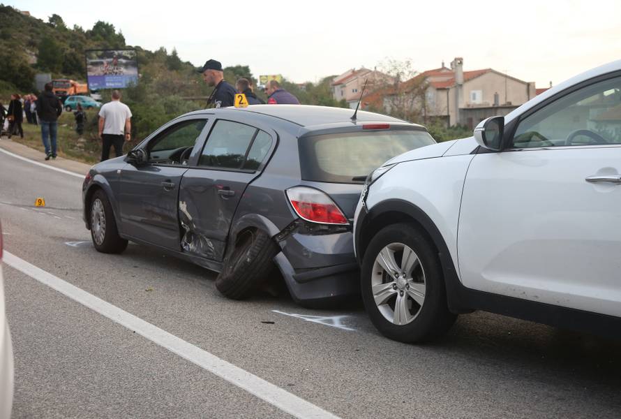 Krš i lom na ulazu u Šibenik: BMW bez pola prednjeg dijela