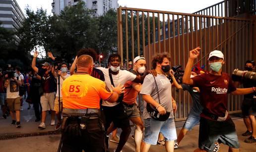 Kaos u Barceloni ne staje! Ljuti navijači probili ogradu stadiona