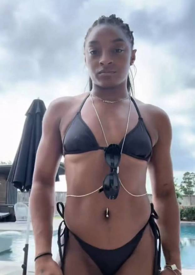 FOTO Simone Biles: Pogledajte mi grudi prije i poslije operacije