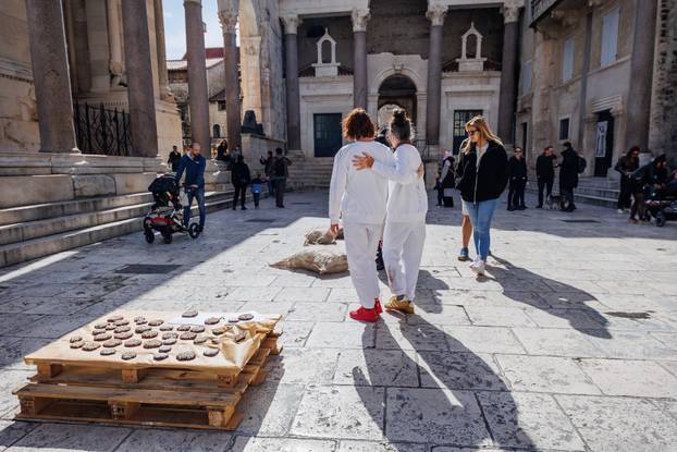 Performans 'Milovanje' na splitskom Peristilu