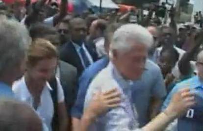 G. Bush nakon rukovanja obrisao ruku o B. Clintona 