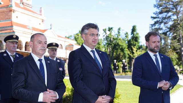 Premijer s ministrima položio vijence na Mirogoju povodom Dana HV-a
