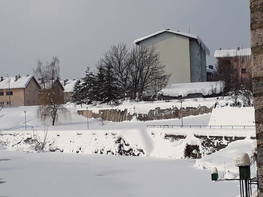 Policija se pješke probija kroz snijeg i građanima nosi hranu