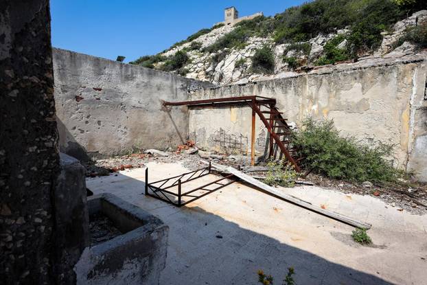 Goli otok je nekada bio zatvor za političke zatvorenike, koji je djelovao između 1949. i 1956.