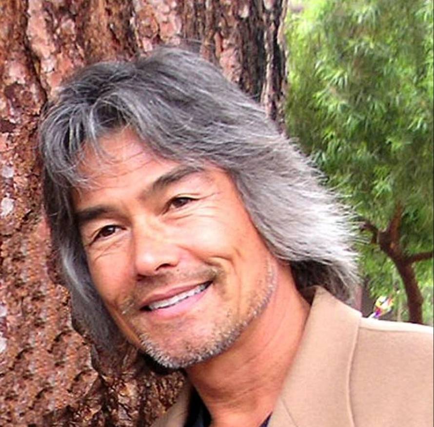 Poginuli dečko Olivije Newton John šeta kampom u Meksiku?