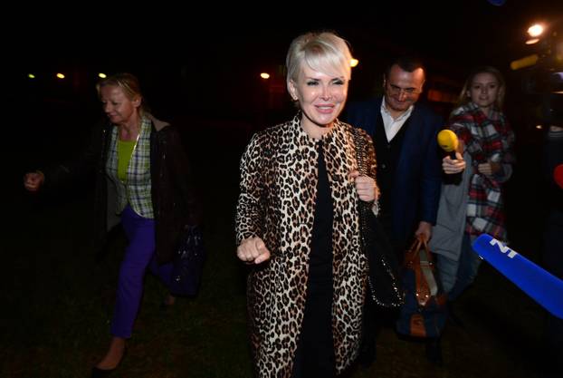 FOTO Suze, poljupci i - očaj na licu. Ovako su političari ulazili i odlazili iz zatvora u Remetincu