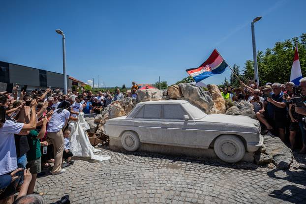 Imotski: Otvorenje spomenika Hrvatskom iseljeniku u obliku Meredesa isklesanog u kamenu