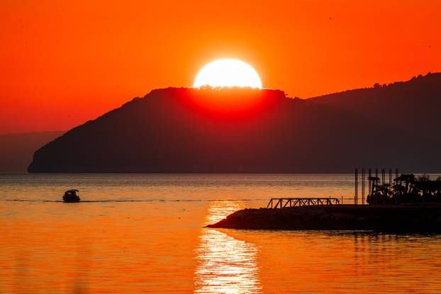 Zalazak sunca iznad Čiova promatran sa Žnjana
