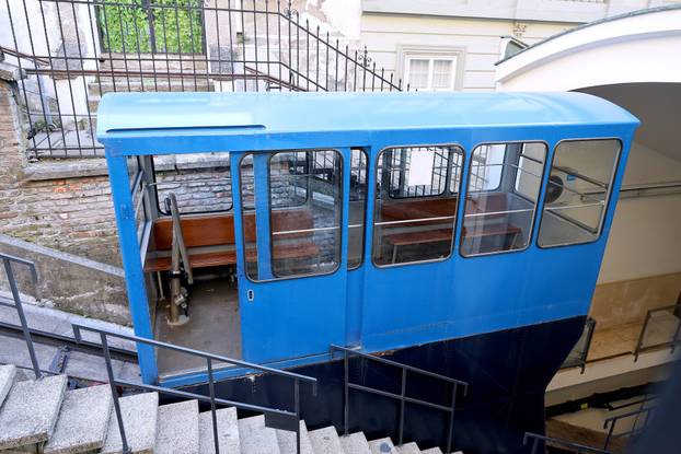 Zagreb: "Leteća" kabina Uspinjače pobudila pozornost prolaznika
