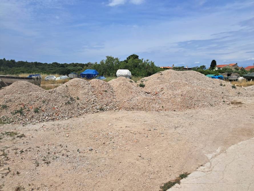 Očajni stanovnici i vikendaši Krapnja: U prirodnoj uvali žele graditi molove i teniske terene