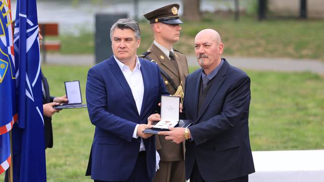 Milanović odlikovao vukovarske branitelje: 'Ovo je velika stvar za velike ljude. Hvala vam'