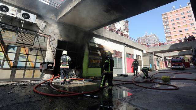 Buknuo požar u garaži u Rijeci. Odjekivale su manje eksplozije